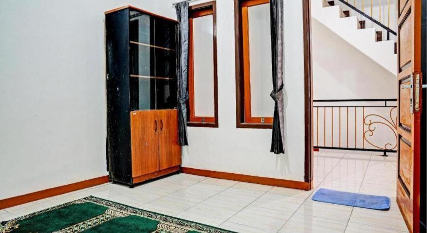 Spot On 93385 Penginapan Hj Lilis 2 Syariah Hotel Sukabumi Exterior foto