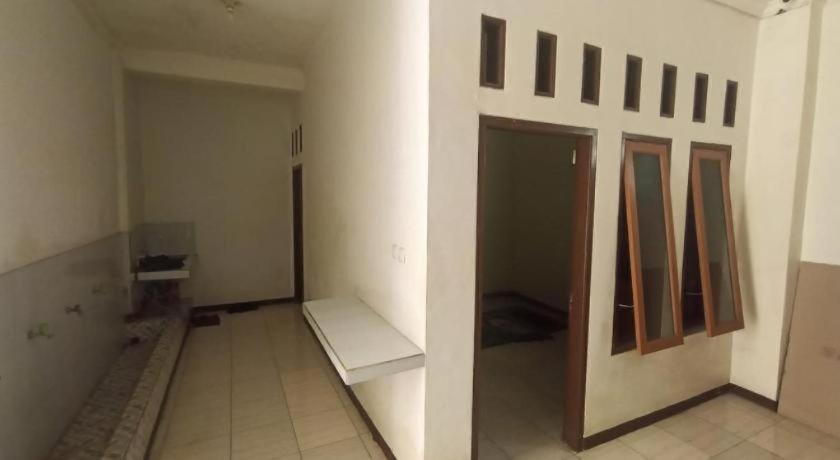 Spot On 93385 Penginapan Hj Lilis 2 Syariah Hotel Sukabumi Exterior foto